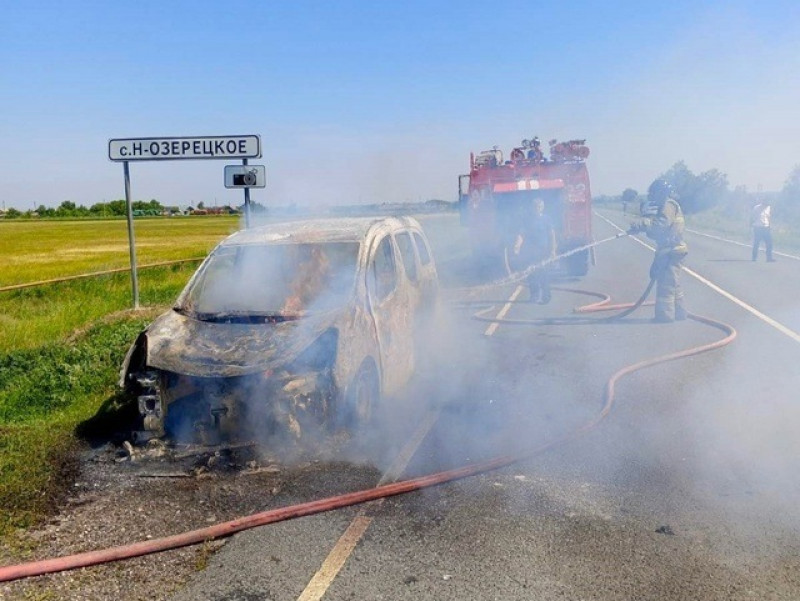 В Приволжском районе загорелся автомобиль