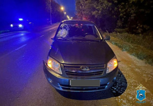 В Самаре автомобилистка врезалась в бордюр и перевернула машину