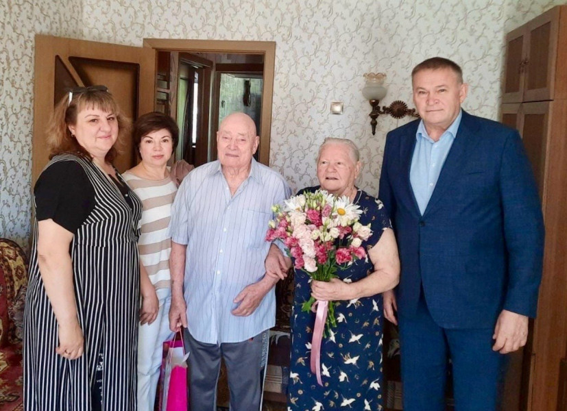 71 год в браке: сотрудники УФСИН СО поздравили ветеранов с Днем семьи, любви и верности