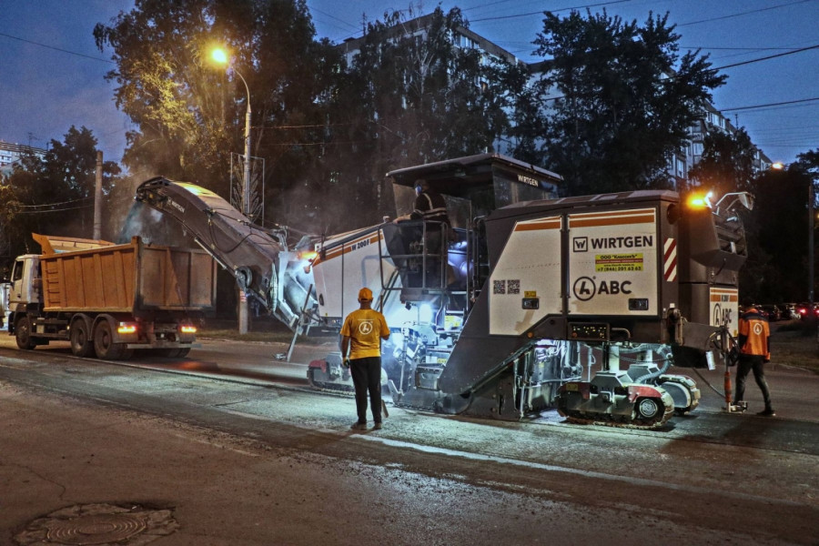 На улице Георгия Димитрова в Самаре подрядчик срезает изношенный слой покрытия проезжей части