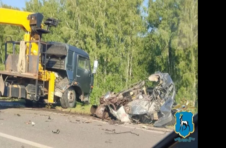 В Самарской области в ДТП с КамАЗом погиб водитель легковушки