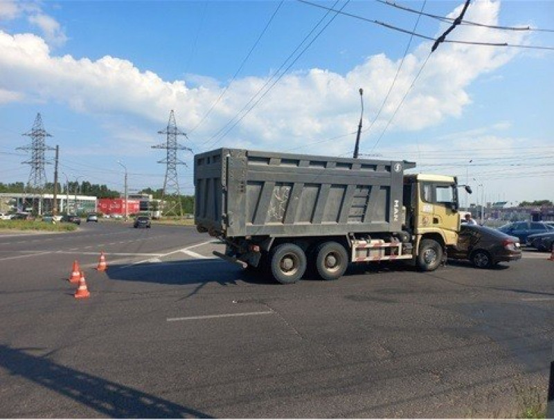 В Тольятти столкнулись грузовик и легковушка, пострадала женщина