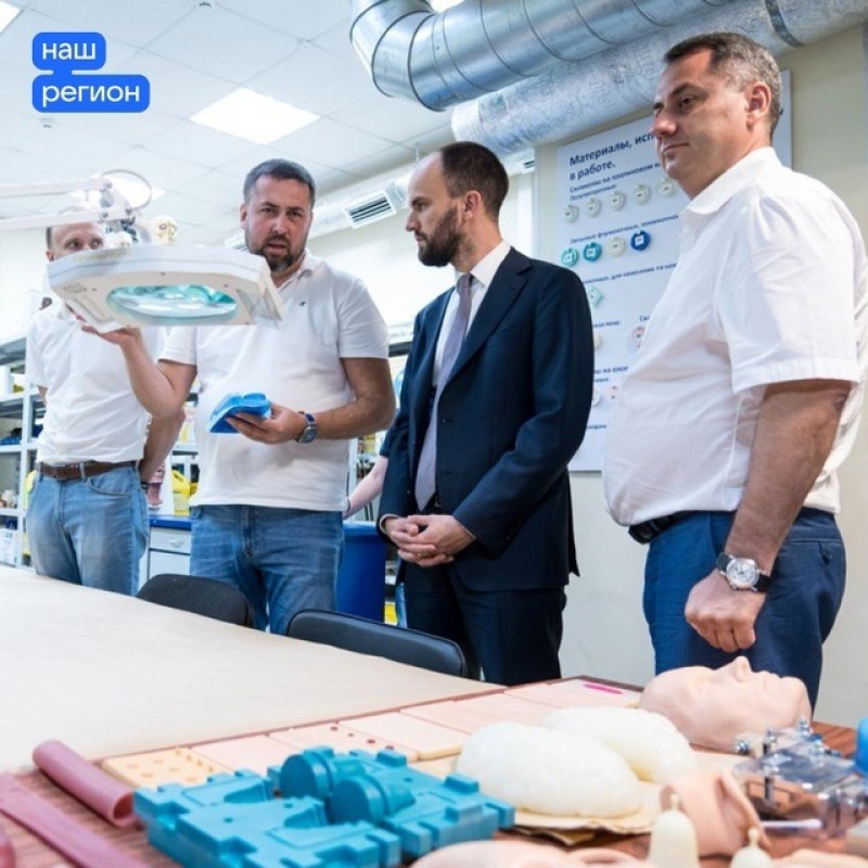 Центр серийного производства и Инжиниринговый центр СамГМУ с рабочим визитом посетил врио вице-губернатора Самарской области Антон Емельяненко. а