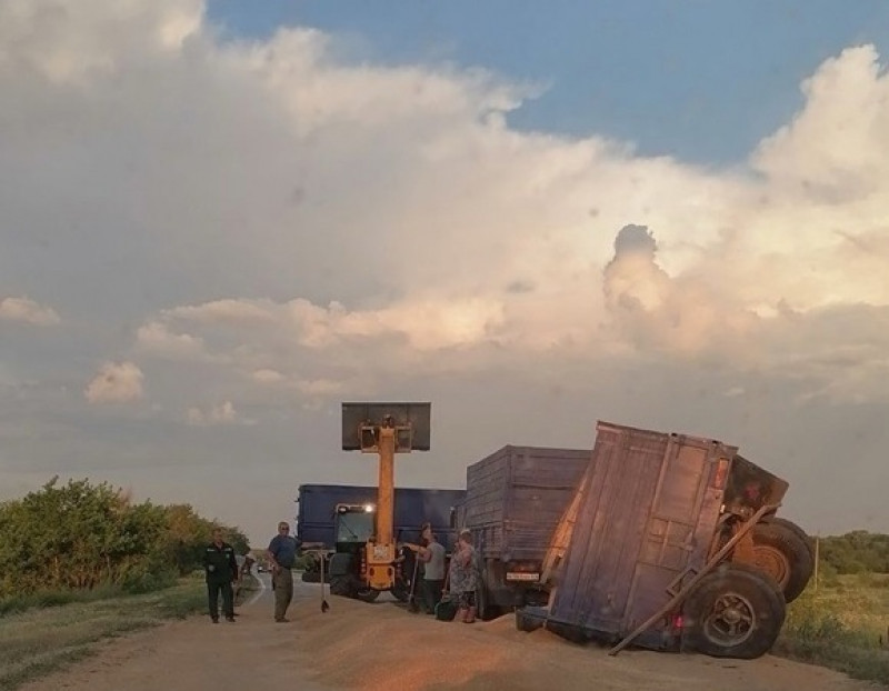 В Кинель-Черкасском районе произошла дорожная авария с участием КАМАЗа
