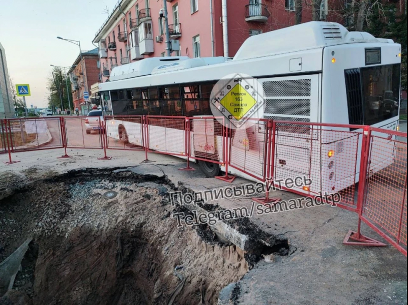 В Самаре автобус попал в яму в асфальте