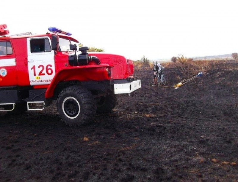 В Красноармейском районе горели 2 500 квадратных метров сухостоя