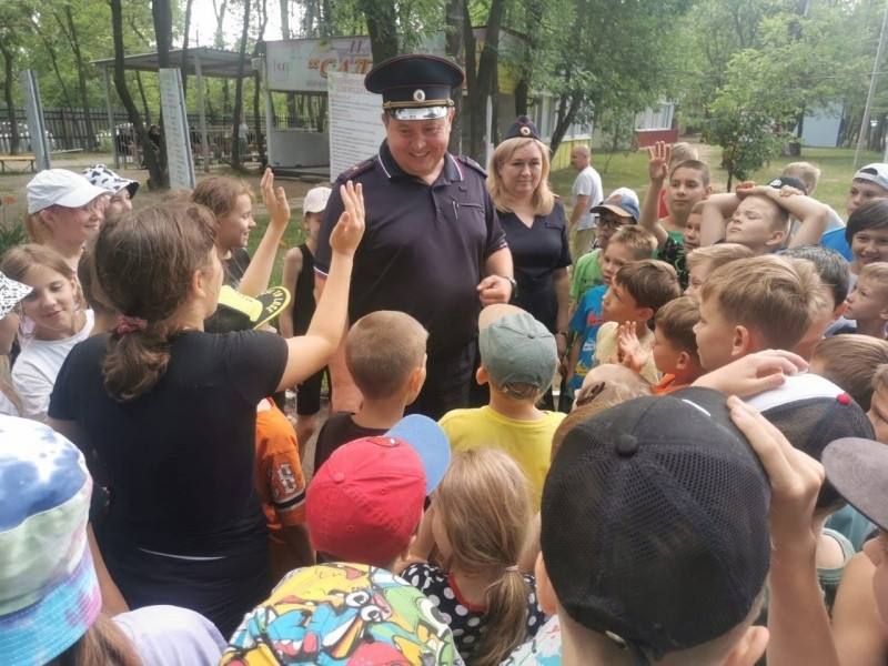 Полицейские и общественники Новокуйбышевска встретились с детьми, отдыхающими в лагере «Салют-2»