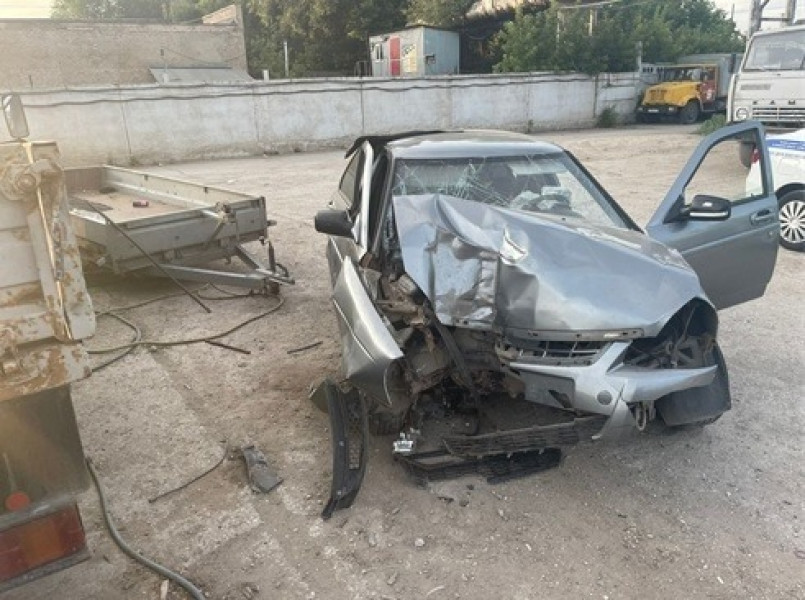 В Кировском районе Самары Lada Priora врезалась в металлическую опору, пострадала пассажирка автомобиля