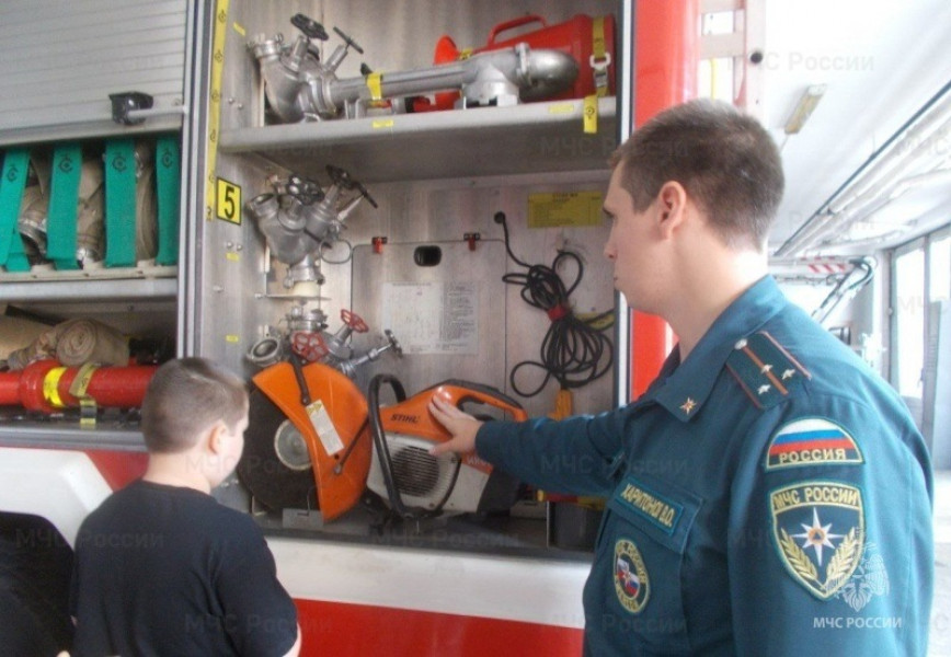 Тольяттинские школьники и их родители посетили с экскурсией пожарно-спасательную часть