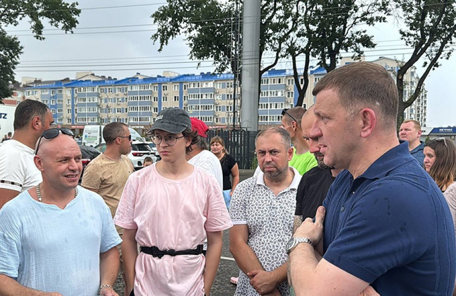Мэр Краснодара приехал на стихийный митинг и пообещал никуда не уходить, пока проблема со светом не будет решена