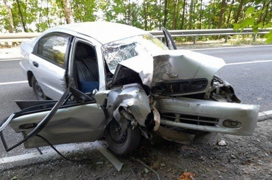 В Жигулевске машина врезалась в дерево, пострадала женщина