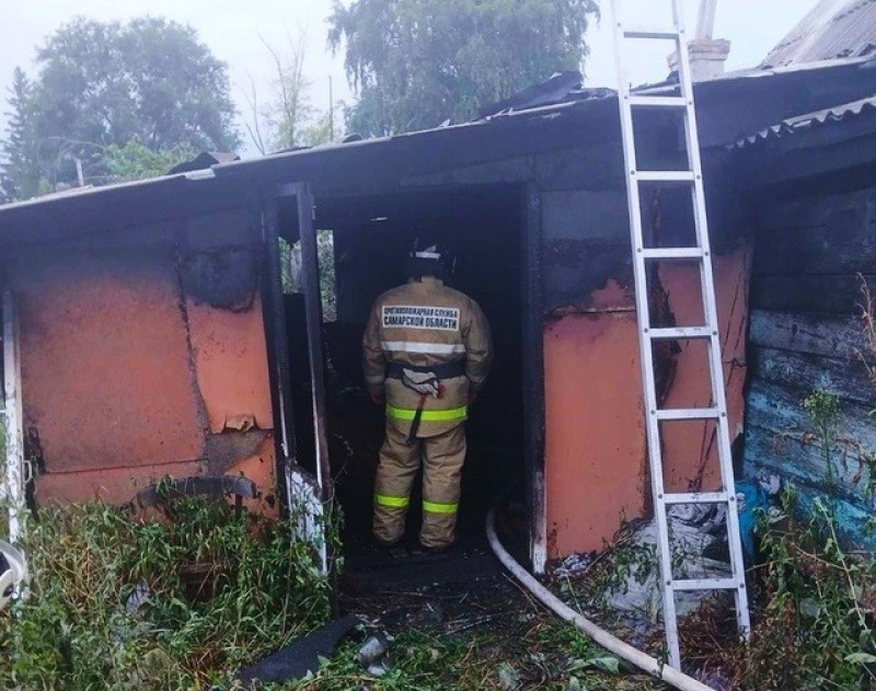 Нежилой дом на площади сто квадратных метров горел в Кинель-Черкасском районе