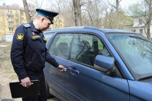 У самарца за долги арестовали две иномарки