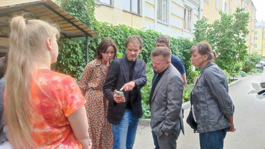 Глава Самарского района встретился с жителями многоквартирного дома по улице Алексея Толстого