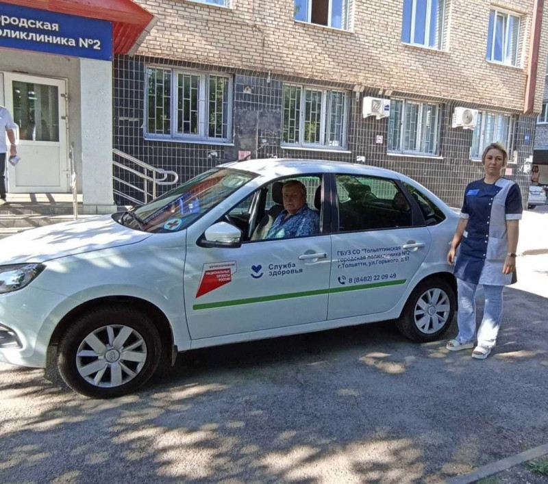 Тольяттинская поликлиника №2 получила два новых автомобиля неотложной помощи