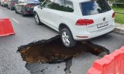 На отремонтированном участке улицы Куйбышева в Самаре под машиной провалился асфальт