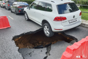 На отремонтированном участке улицы Куйбышева в Самаре под машиной провалился асфальт