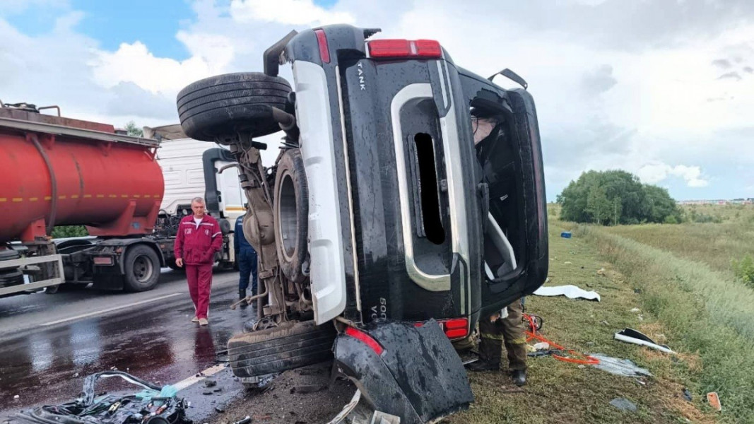 В Красноярском районе столкнулись грузовик DAF и автомобиль TANK: погибли мужчина и 5-летняя девочка 