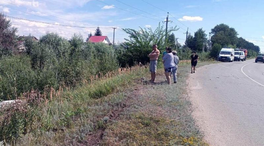 Спасательные работы на месте ДТП: у поселка Нижнее Санчелеево столкнулись «Тойота» и «Лада-Гранта»