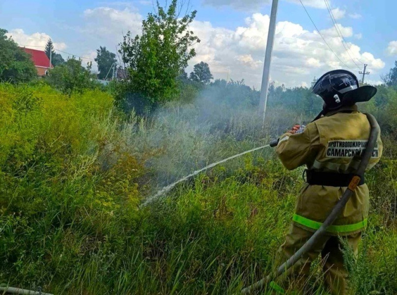 Семьсот квадратных метров сухой травы горели в Кинель-Черкасском районе