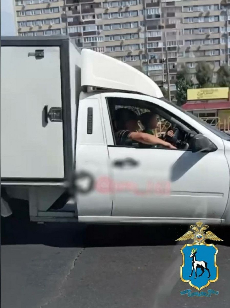 В Тольятти наказали водителя-отца, который посадил ребенка за руль на оживленной трассе
