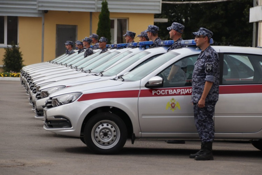 В Самаре торжественно вручили ключи от нового служебного автотранспорта сотрудникам вневедомственной охраны Росгвардии