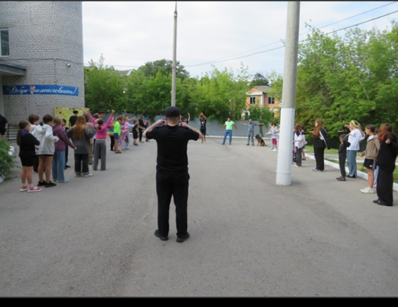 В Самаре транспортные полицейские провели зарядку с ребятами, отдыхающими в детском оздоровительном лагере