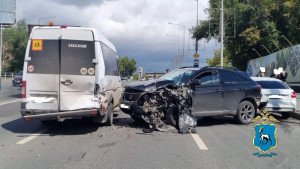 В результате столкновения  автомобиль Лексус отбросило на автомобиль Лада Гранта.