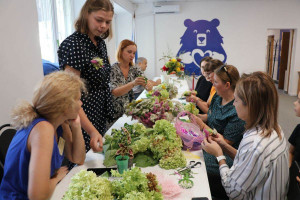 Гости Штаба стали участниками творческих   мастер-классов по флористике и лозоплетению, а также смогли позаниматься в импровизированном техническом кружке.