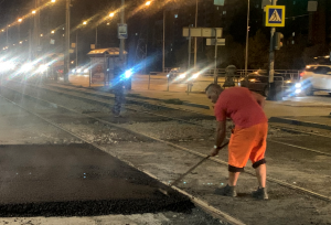 В ночные смены на улице Аминева наблюдается скопление дорожной спецтехники.