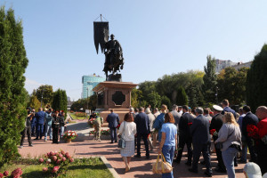 В честь 438-летия Самары прошло традиционное возложения цветов к памятнику князя основателя Самары - Григорию Засекину.