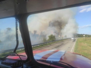 Пожарные-спасатели Приволжского района ликвидировали крупное загорание сухой травы