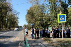 В Чапаевске на одном из пешеходных переходов ребята учились правильно переходить дорогу.