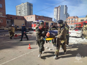 По тактическому замыслу на участке автодороги в Тольятти на ул. 40 лет Победы произошел наезд легкового автомобиля на препятствие на большой скорости.