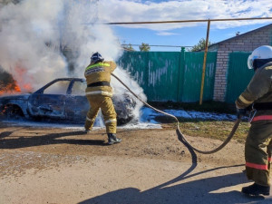 Пожарные-спасатели Клявлинского района ликвидировали возгорание автомобиля