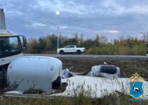 В Самаре водитель выехал на газон, машина перевернулась