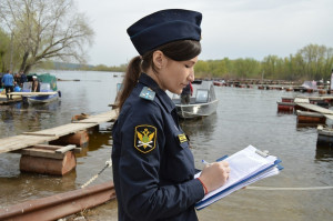 Со дна Волги в Самаре подняли затонувший водный объект