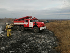 Природный пожар в Красноярском районе: пламя распространилось на площади 500 кв. метров