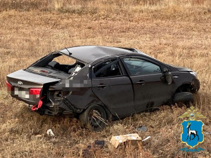 В Большечерниговском районе 24-летний водитель перевернул машину в кювет, трое пострадавших