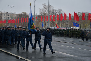 В современном парадном расчете приняли участие военнослужащие и представители правоохранительных органов.