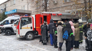 В завершение официальной части ребята посетили выставку пожарно-спасательной техники.