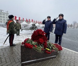 Исполняющий обязанности руководителя следственного управления Воеводин Александр Владимирович принял участие в возложении цветов к памятной стеле.