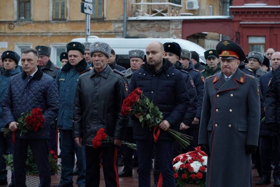 Губернатор Вячеслав Федорищев возложил цветы к мемориалу в память о погибших при исполнении служебного долга сотрудниках ОВД