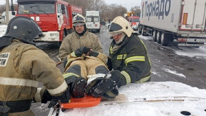 По замыслу учения, на 879 километре федеральной автодороги М-5 произошло лобовое столкновение грузового и легкового автомобилей.