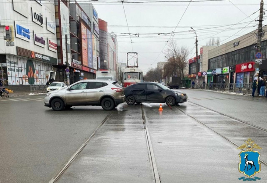 ДТП на ул. Авроры в Самаре: пострадала девушка-водитель