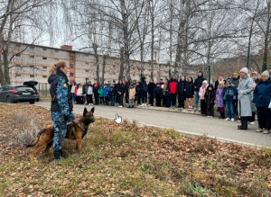 В рамках открытого урока в беседе с ребятами были затронуты актуальные темы о вреде употребления алкоголя и табака, экстремизм и терроризм.