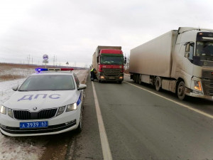 Полицейские в Волжском районе помогли водителю грузовика, у которого закончилось топливо