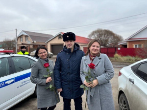 В Самарской области в честь Дня матери сотрудники Госавтоинспекции дарили цветы женщинам-водителям