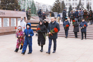 В Самаре на площади Славы на плите мемориала Вечного огня сегодня были увековечены новые имена Героев Российской Федерации.