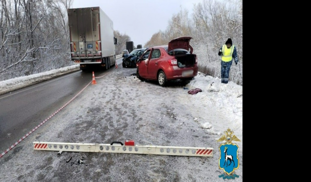 В Кинельском районе столкнулись две легковушки и большегруз, двое погибших